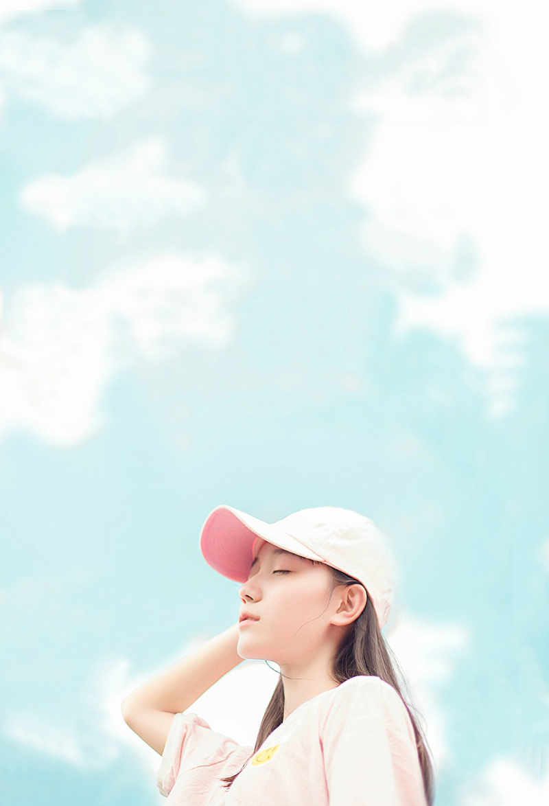 点击大图看下一张：粉嫩棒球帽可爱少女活力写真