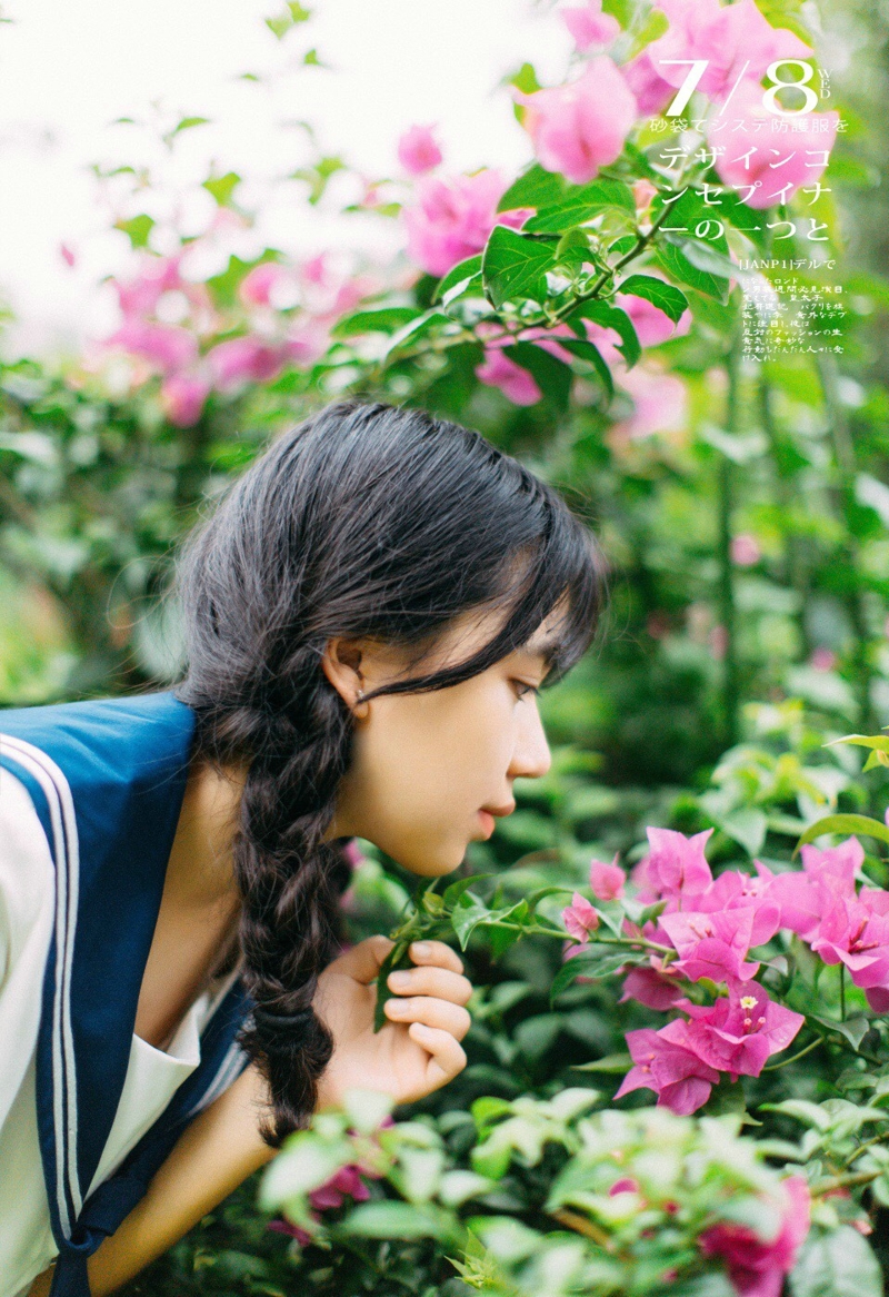 点击大图看下一张：美丽花丛中的麻花辫姑娘娇小玲珑
