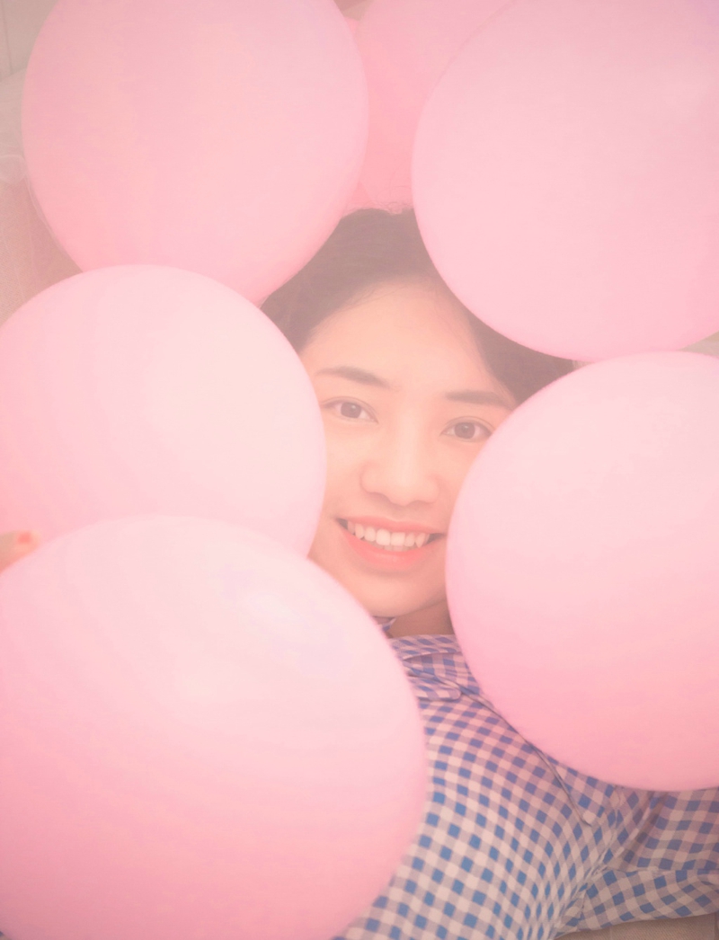 点击大图看下一张：粉色气球堆内的卷发甜美妹子惹人爱
