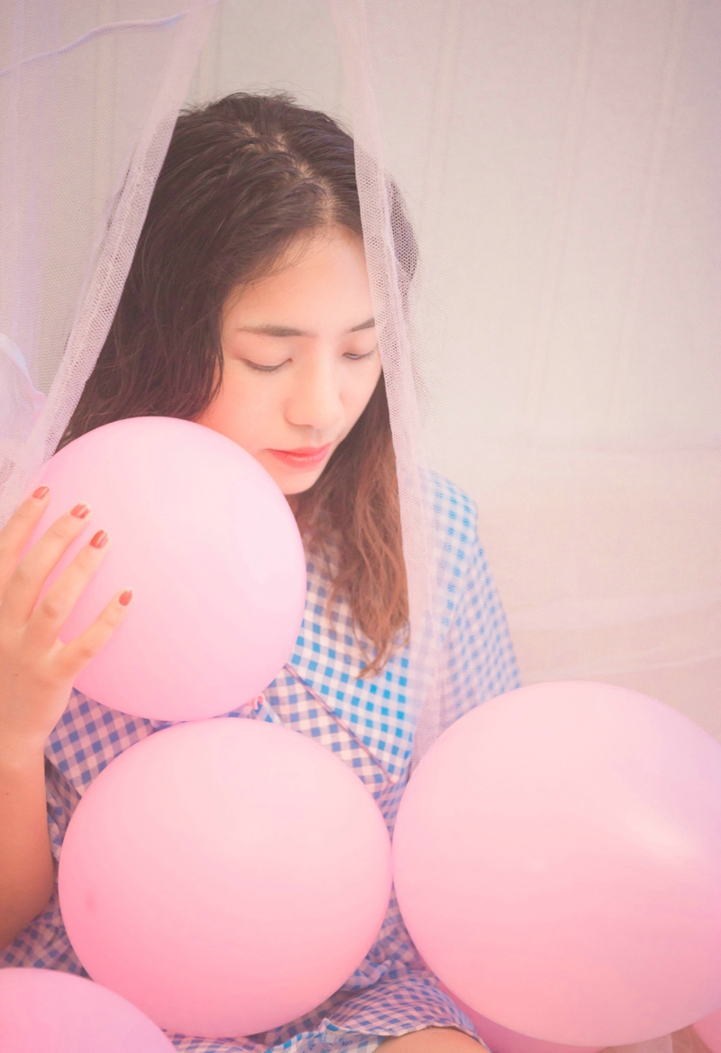点击大图看下一张：粉色气球堆内的卷发甜美妹子惹人爱