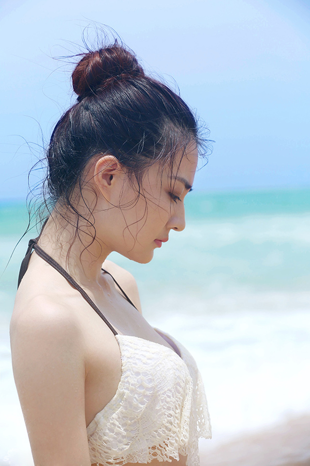 点击大图看下一张：美女演员徐璐比基尼海边完美侧颜写真