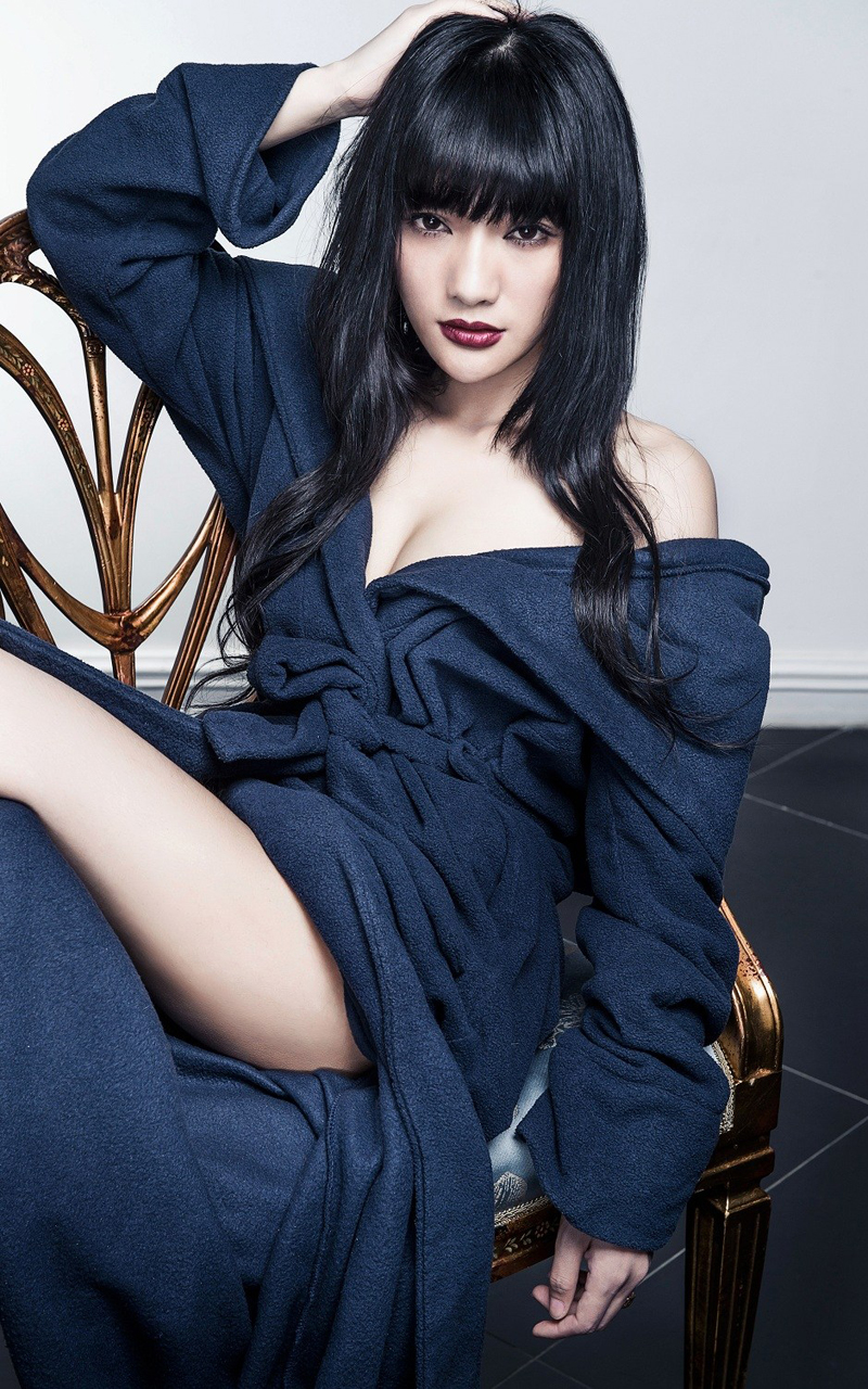 点击大图看下一张：美女演员刘青清新魅力冷眼性感写真