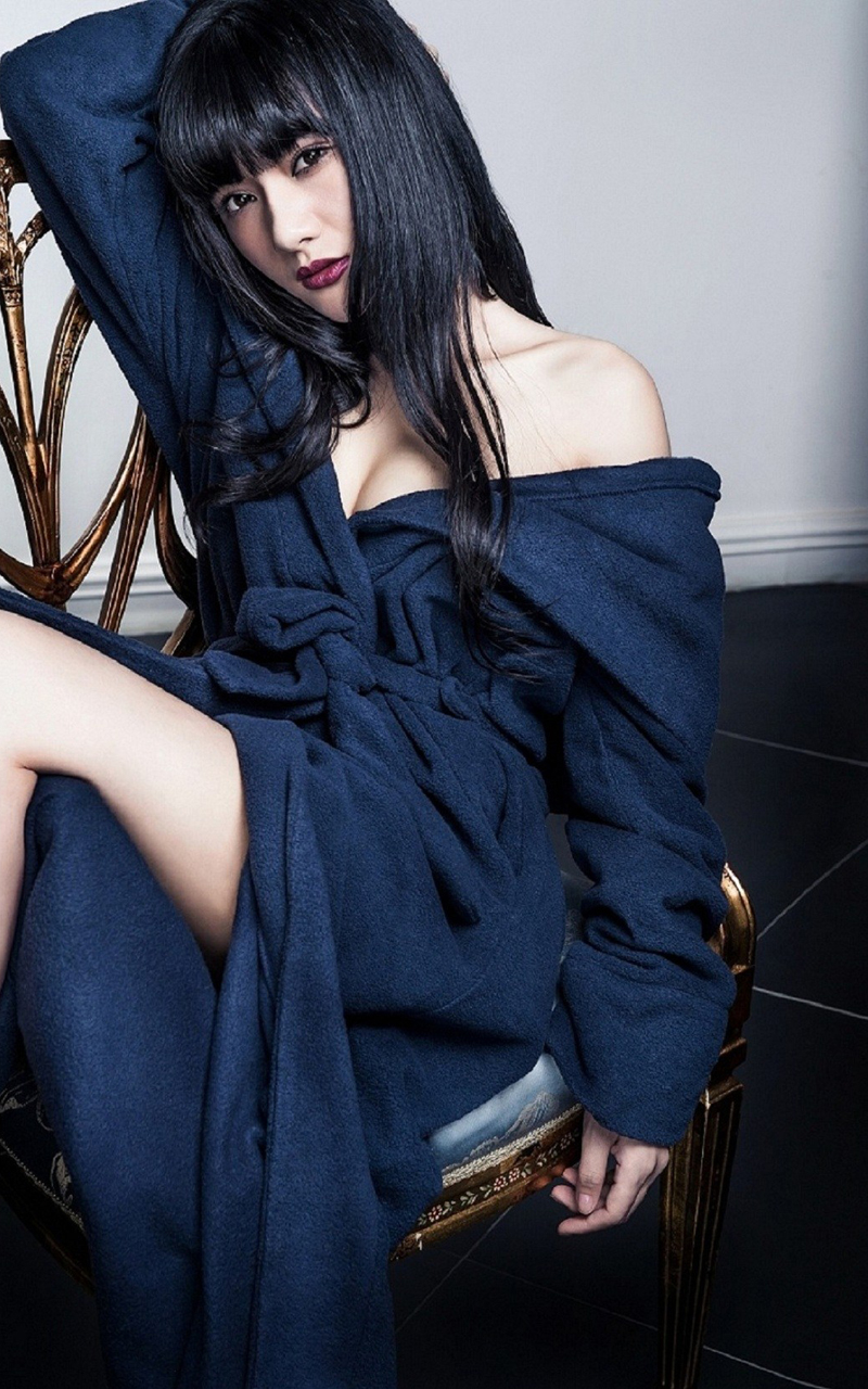 点击大图看下一张：美女演员刘青清新魅力冷眼性感写真