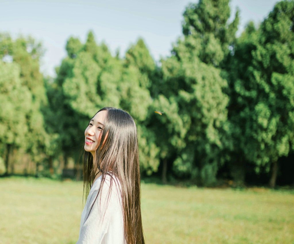 点击大图看下一张：草地上的长发女神散发淳朴笑容