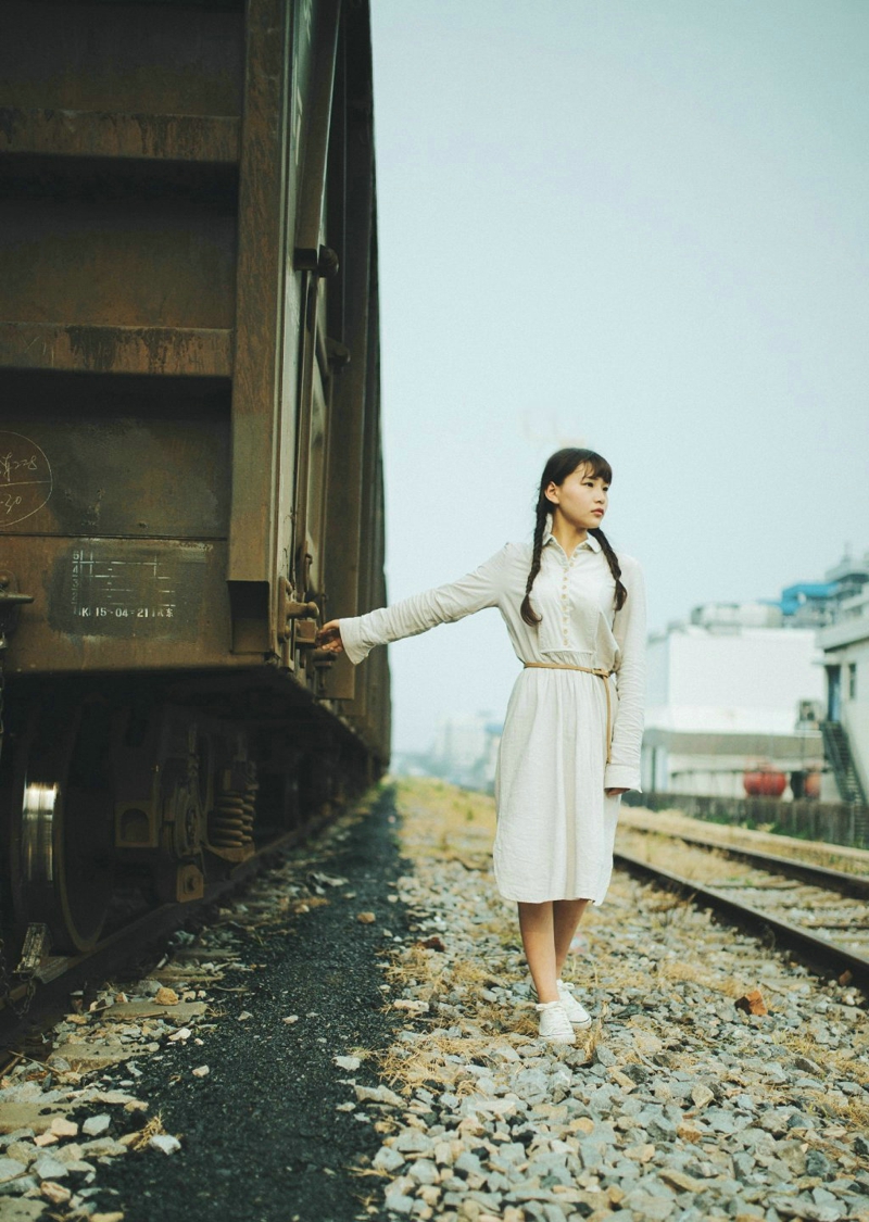 点击大图看下一张：废旧铁轨上的麻花辫森系文静少女