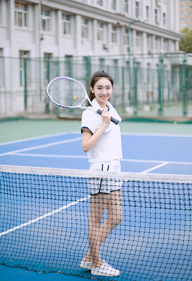 点击大图看下一张：白皙马尾少女网球写真清新可人
