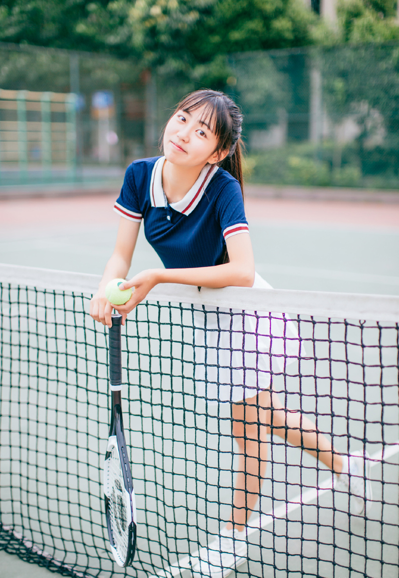 点击大图看下一张：齐刘海可爱少女网球运动气质可人