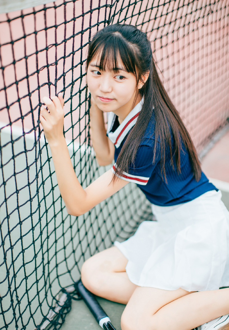 点击大图看下一张：齐刘海可爱少女网球运动气质可人