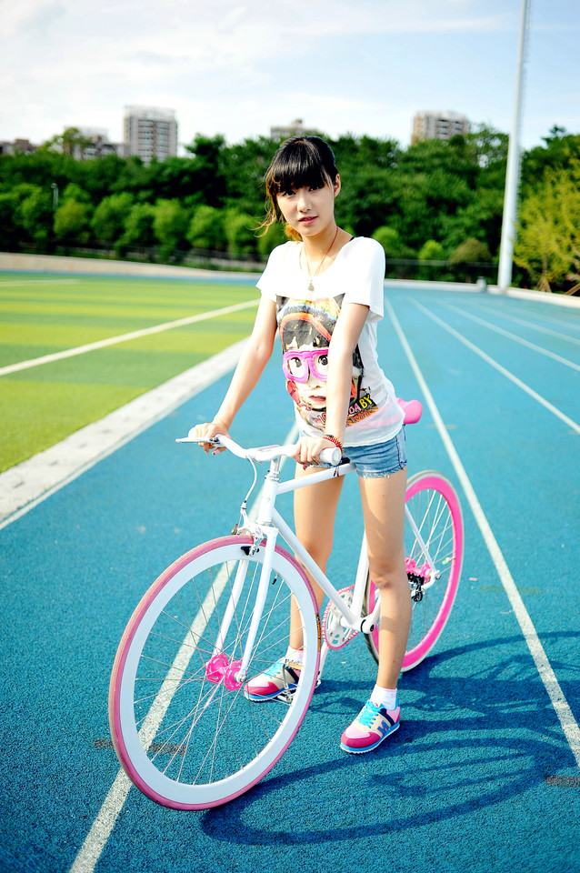 点击大图看下一张：可爱单车少女清新活力时尚写真