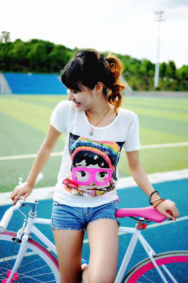 点击大图看下一张：可爱单车少女清新活力时尚写真