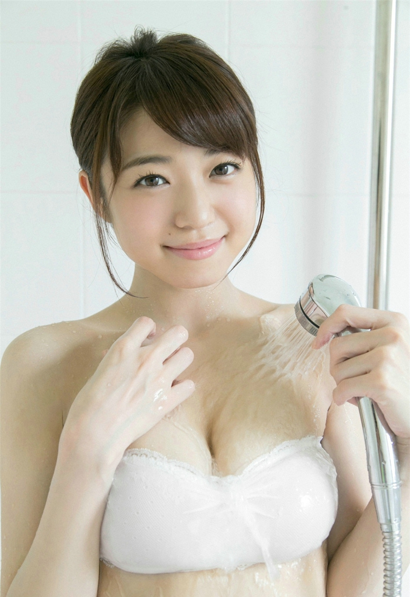 点击大图看下一张：日本性感美胸美女内衣白嫩清纯诱惑写真