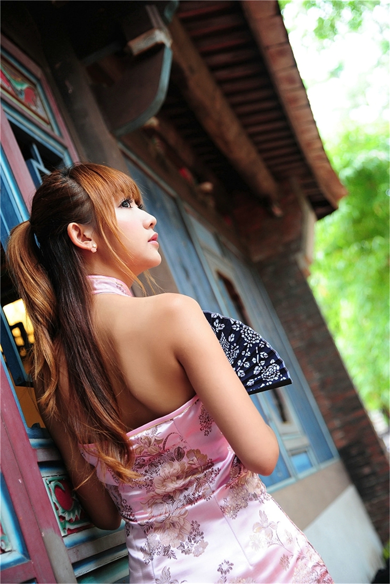 点击大图看下一张：台湾清纯美女棠棠邻家气质旗袍迷人写真诱惑不止