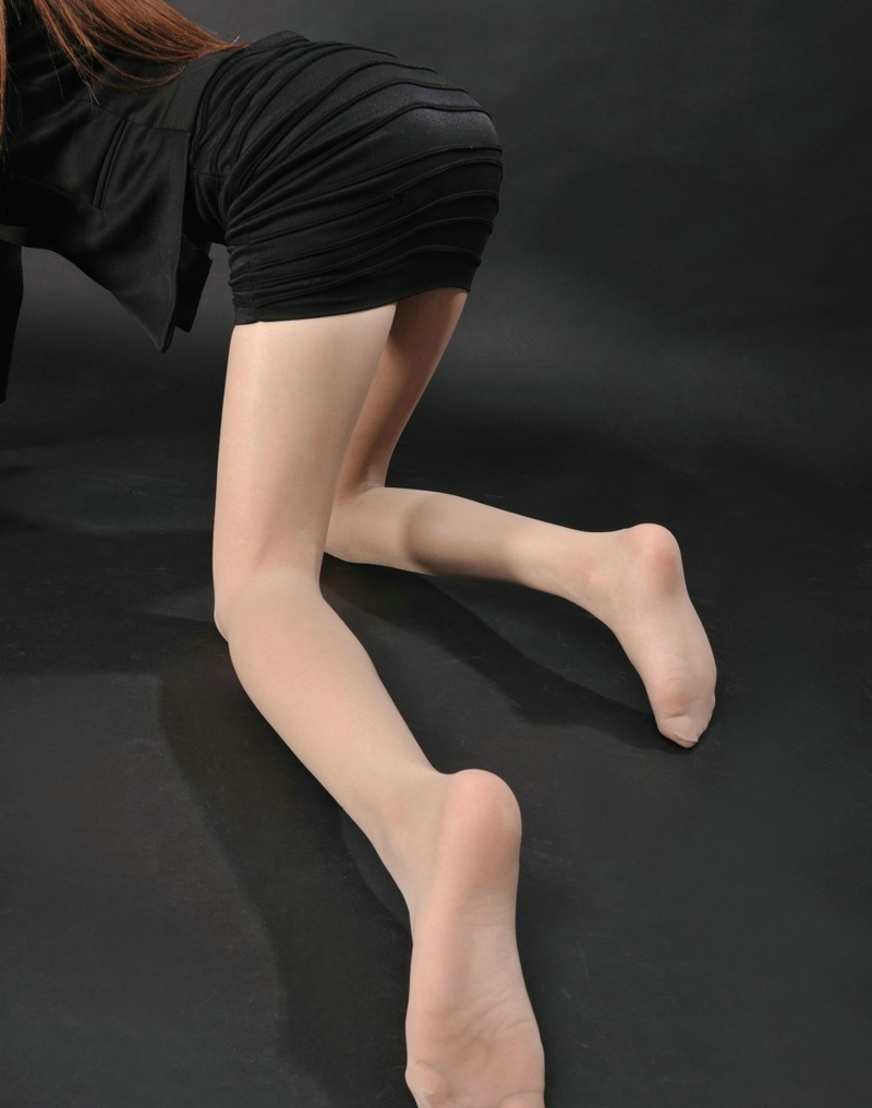 点击大图看下一张：西服美女可馨破洞丝袜性感美腿魅惑无限