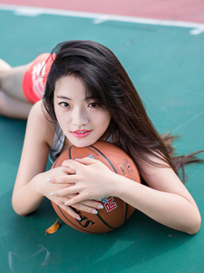 长发篮球少女运动场上俏皮活力魅力写真