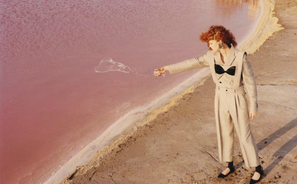 点击大图看下一张：红发小魔女Natalie Westling徜徉在粉色的海水中