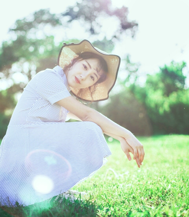 点击大图看下一张：夏日午后阳光下的草帽美女美眸动人