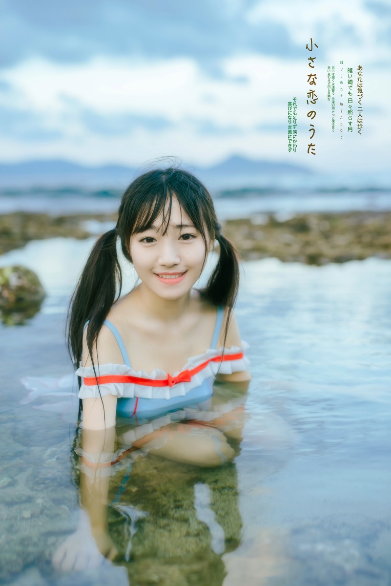 点击大图看下一张：日本00后单眼皮双尾辫小美女泳装湿身写真