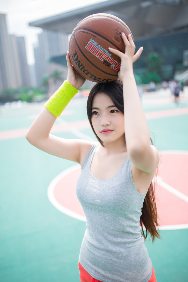 点击大图看下一张：长发篮球少女运动场上俏皮活力魅力写真