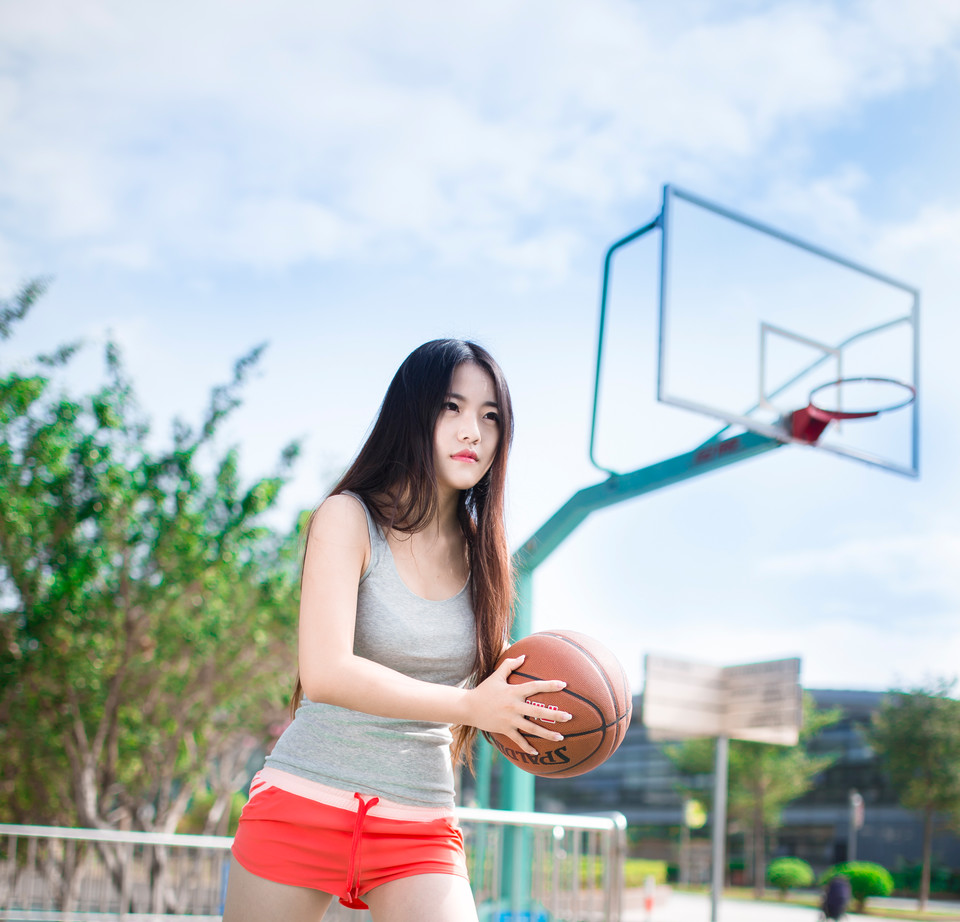 点击大图看下一张：长发篮球少女运动场上俏皮活力魅力写真