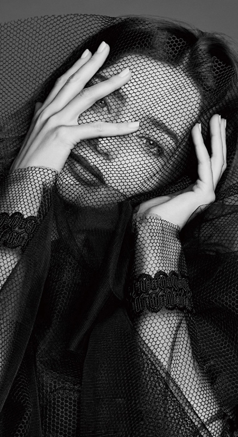 点击大图看下一张：名模米兰达可儿中国风黑白性感封面