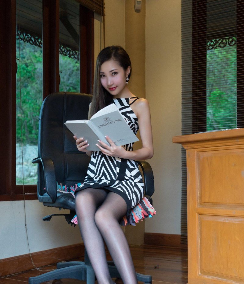 点击大图看下一张：性感模特Yumi尤美黑丝袜极致诱惑写真