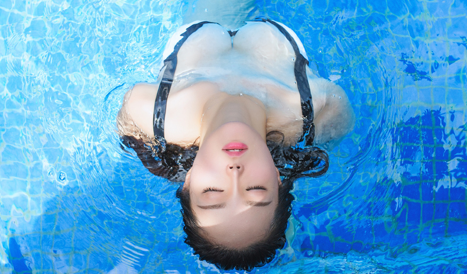 点击大图看下一张：纤瘦女神性感湿身泳池诱惑写真