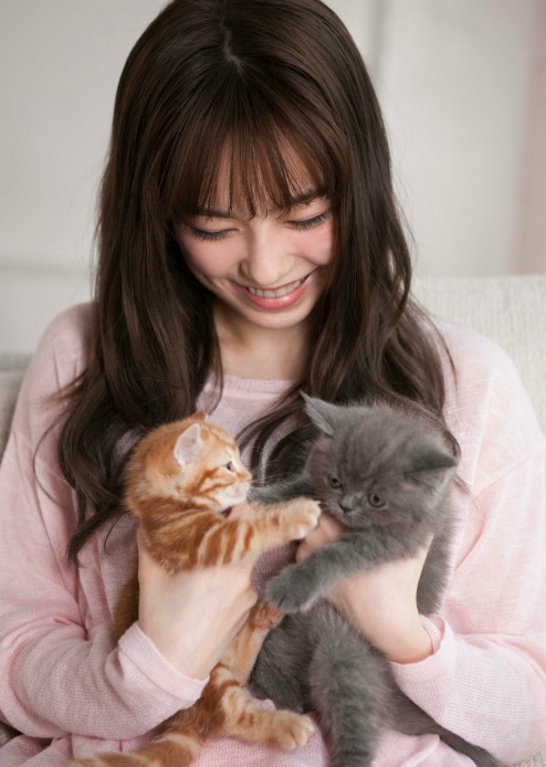 点击大图看下一张：日本女神岛崎遥香和小猫咪的甜美写真