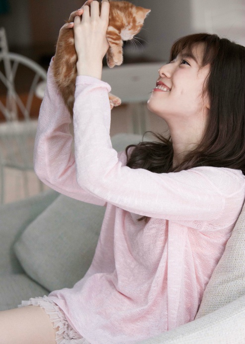 点击大图看下一张：日本女神岛崎遥香和小猫咪的甜美写真