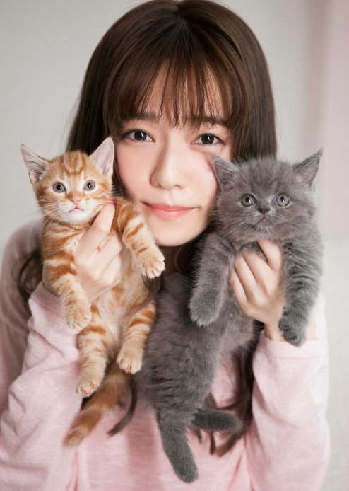 点击大图看下一张：日本女神岛崎遥香和小猫咪的甜美写真