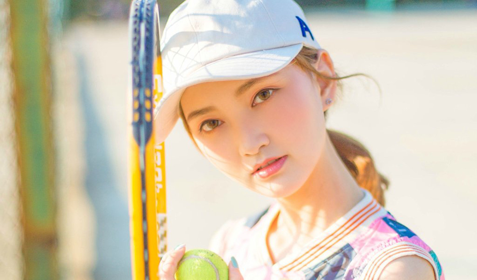 点击大图看下一张：白皙靓丽可爱少女网球写真清新可人