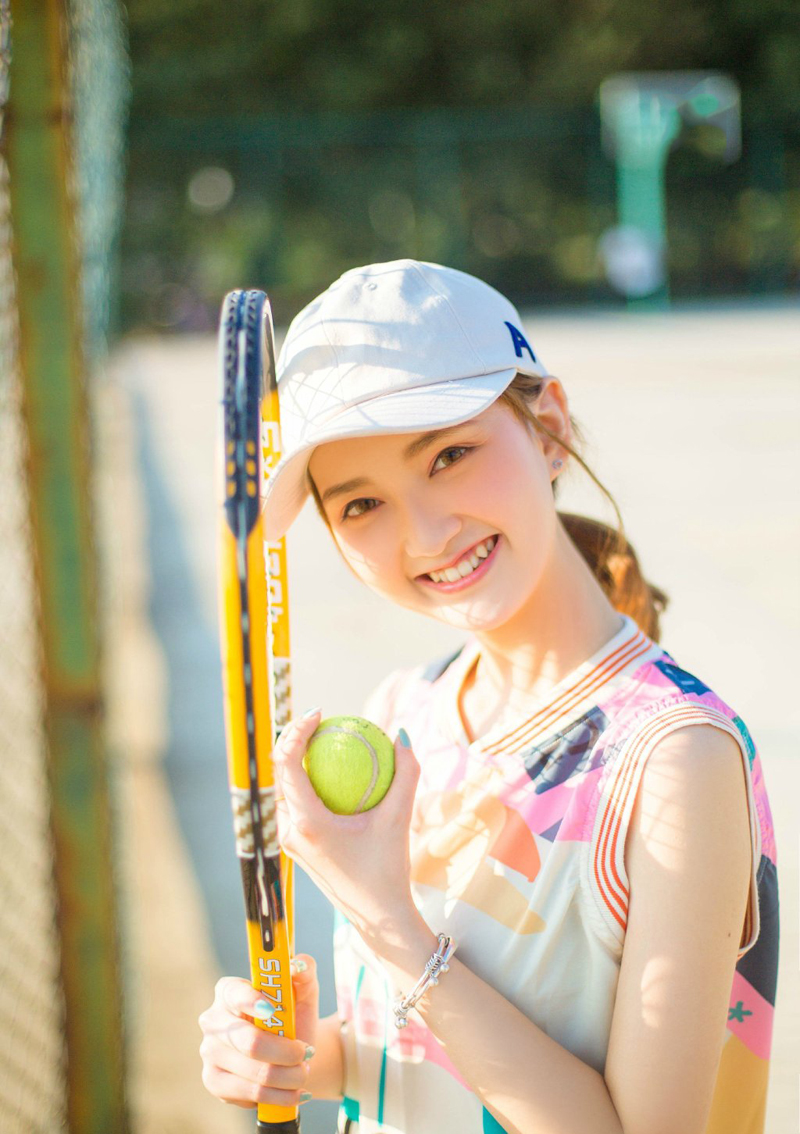 点击大图看下一张：白皙靓丽可爱少女网球写真清新可人