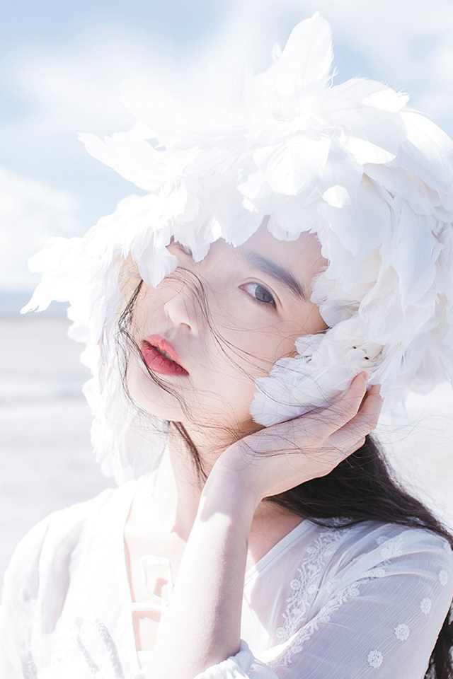 点击大图看下一张：美女女神张辛苑白鸟唯美知性写真