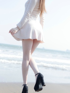 海滩上的高挑白皙美腿少女迷人的身姿与唯美步伐