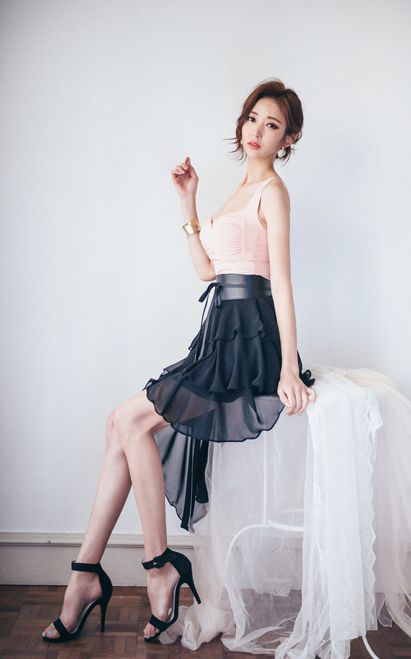 点击大图看下一张：高挑美模性感模特雪纺短裙清新写真