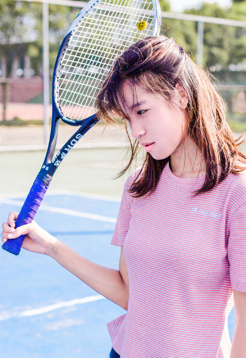 点击大图看下一张：粉嫩少女清新户外网球写真俏皮十足