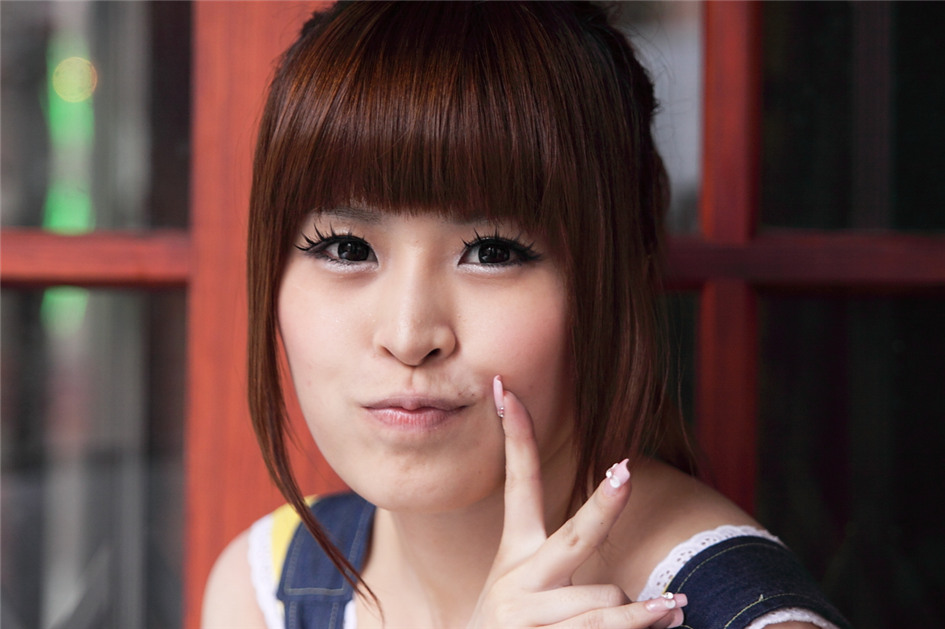 点击大图看下一张：俏皮可爱的妹子户外白皙迷人写真令人爱不释手