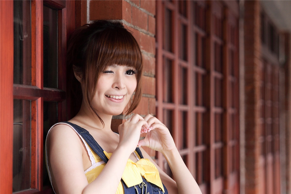 点击大图看下一张:俏皮可爱的妹子户外白皙迷人写真令人爱不释手