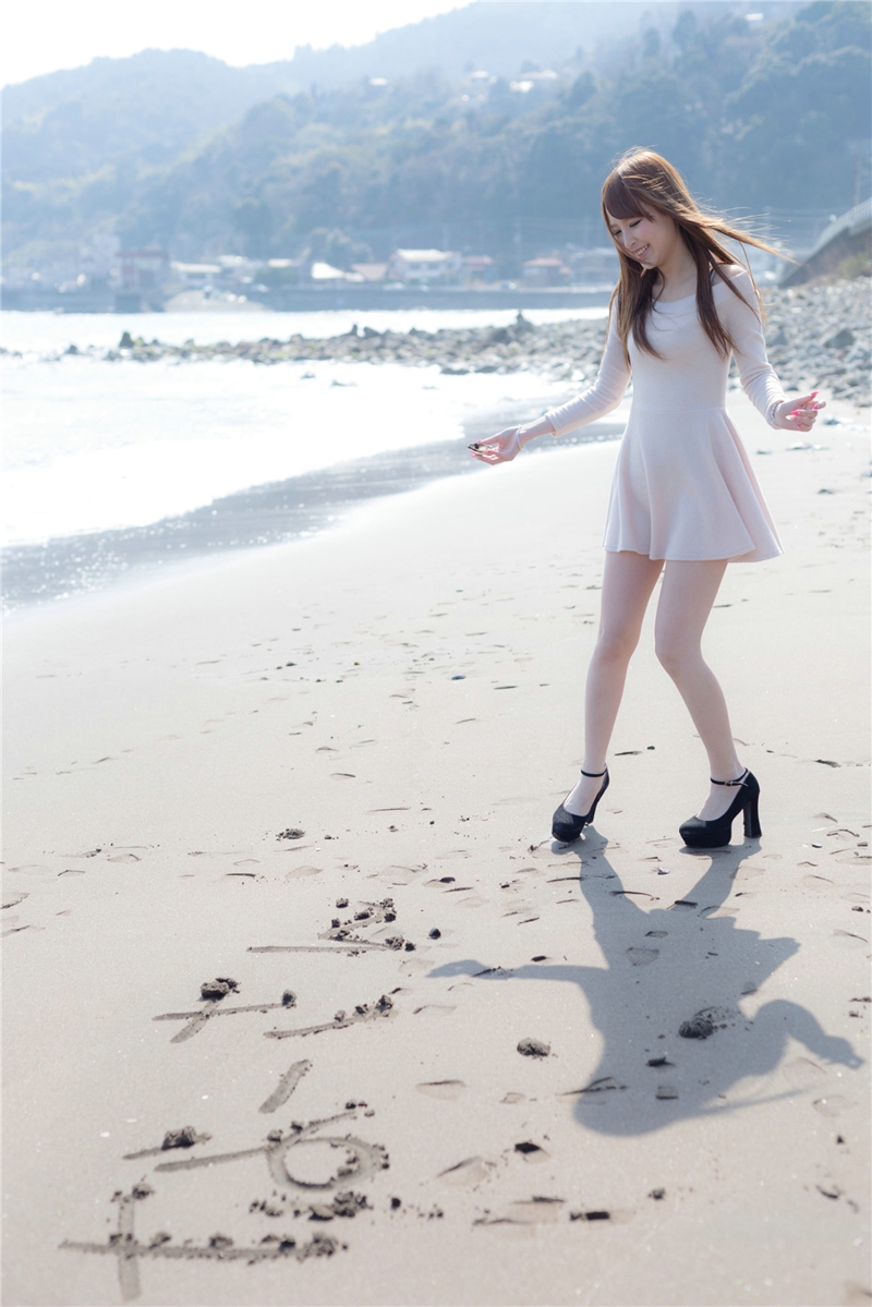 点击大图看下一张：海滩上的高挑白皙美腿少女迷人的身姿与唯美步伐