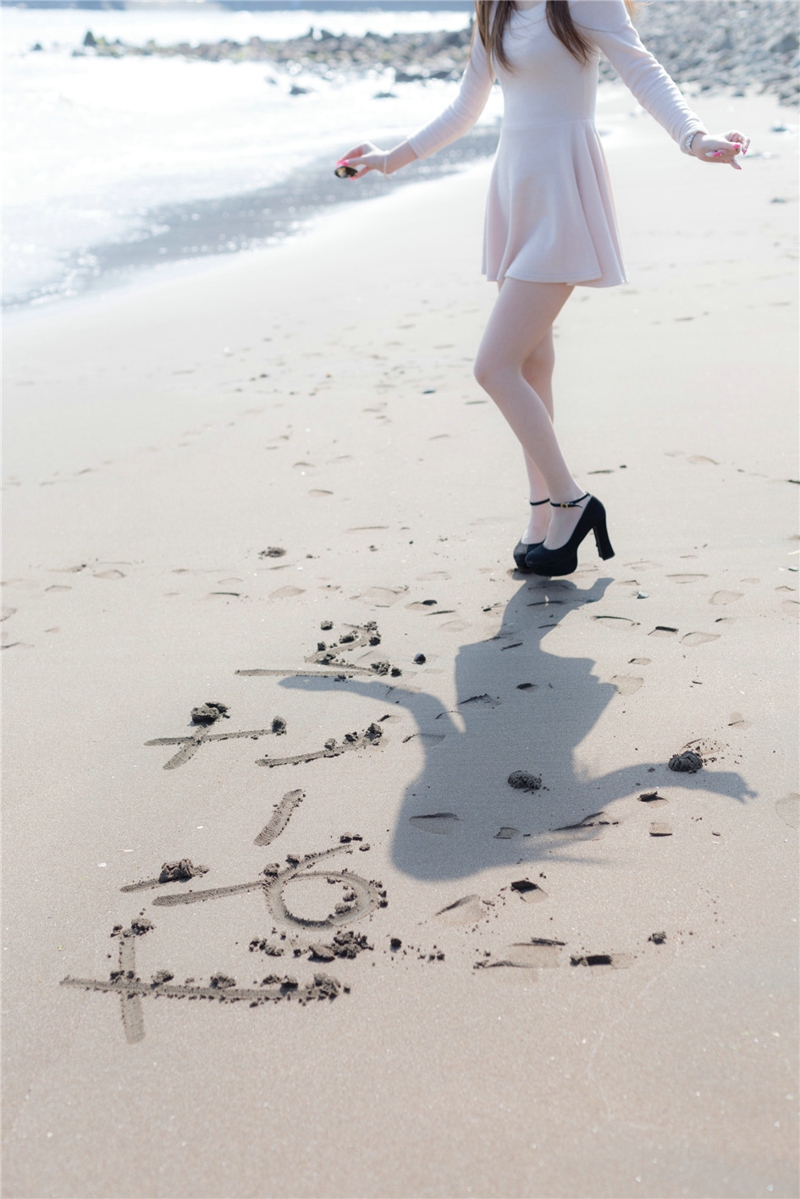 点击大图看下一张：海滩上的高挑白皙美腿少女迷人的身姿与唯美步伐