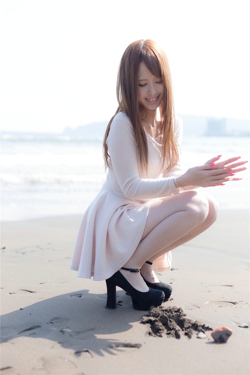 点击大图看下一张：海滩上的高挑白皙美腿少女迷人的身姿与唯美步伐