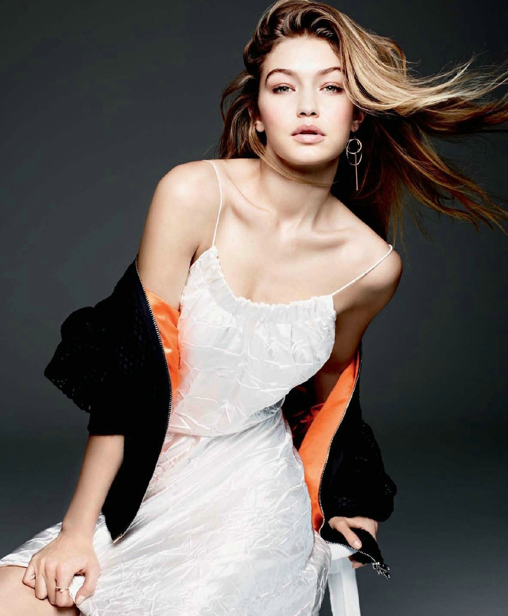 点击大图看下一张：三月中国版Vogue封面人物Gigi Hadid