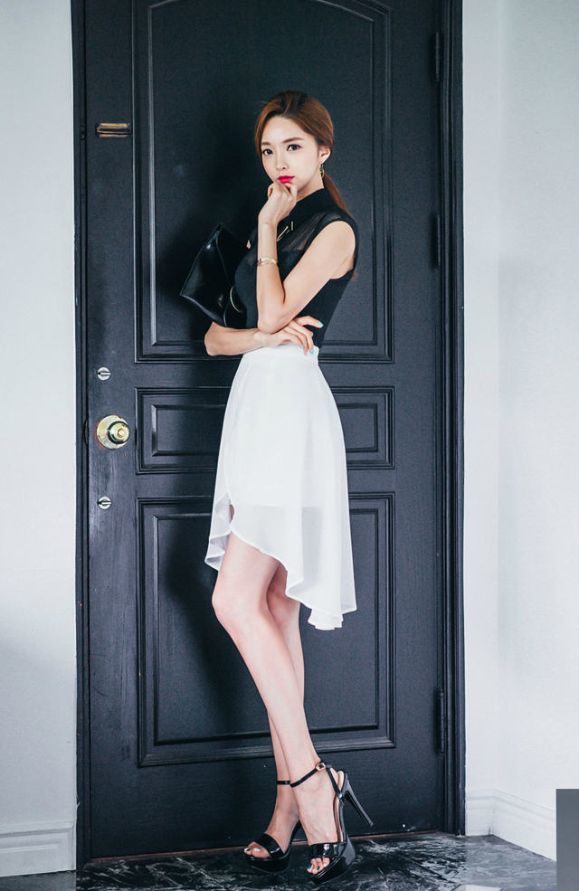 点击大图看下一张：黑白短裙气质模特朴秀然清新写真