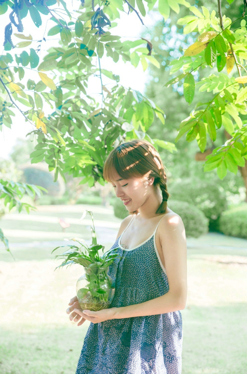 点击大图看下一张：树荫下的麻花辫姑娘连衣裙清纯可爱
