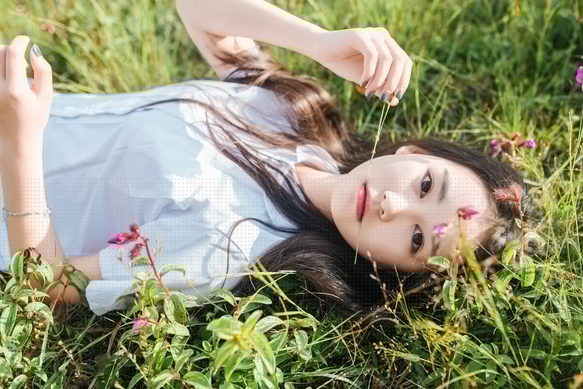 点击大图看下一张:阳光照耀下的衬衫大眼长发美女温馨甜美治愈人心