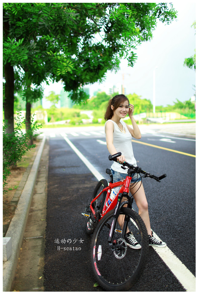 点击大图看下一张：单车少女活力运动写真挥汗如雨