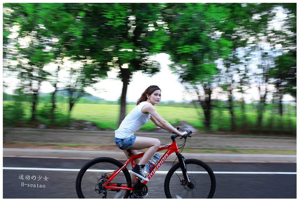 点击大图看下一张：单车少女活力运动写真挥汗如雨