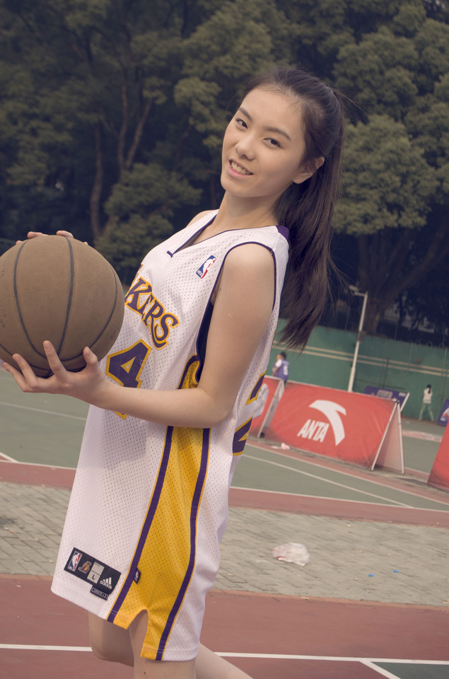 点击大图看下一张：帅气篮球少女活力写真甜美笑容迷人