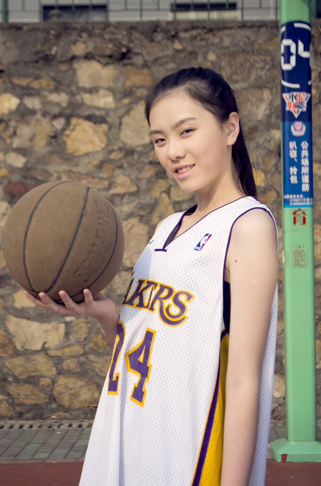 点击大图看下一张：帅气篮球少女活力写真甜美笑容迷人