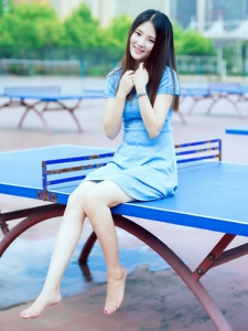 乒乓球桌上的漂亮尖下巴美女短裙露白腿写真