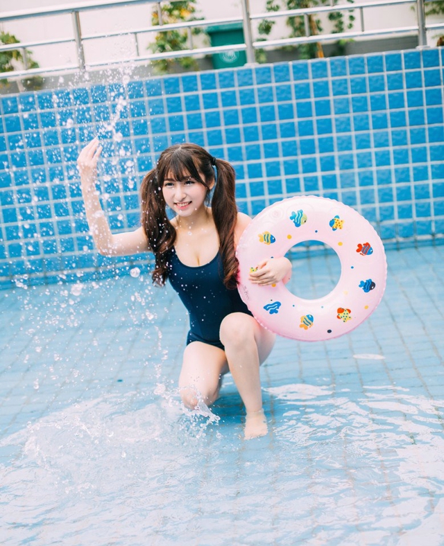 点击大图看下一张：私家浴池里性感双马尾萝莉死库水美女戏水写真